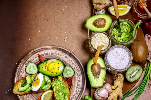 Sortiment Bruschetta Mit Avocado Und Frischem Grünen Gemüse Fitnesskost Superfoods — Stockfoto