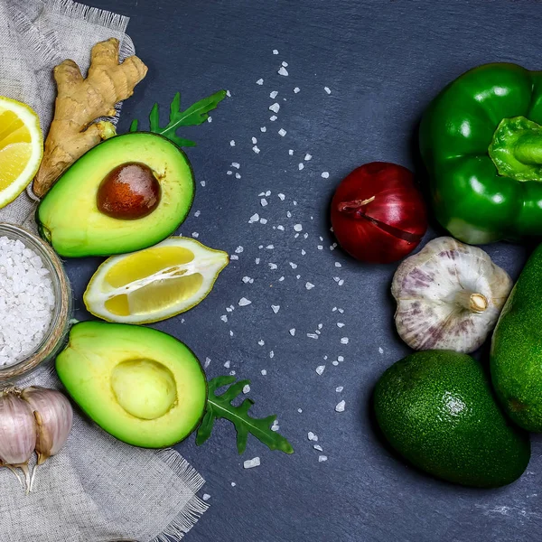 Grünes Gemüse Und Obstsortiment Avocados Paprika Und Rucola Salat Auf — Stockfoto