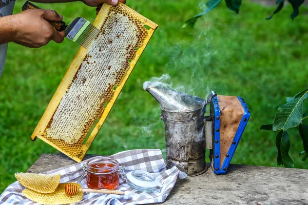 Rauwe Honing Wordt Geoogst Uit Bijenkorven Bijenhouder Ontkurkt Honingraat Met — Stockfoto