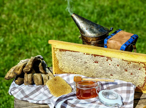 Рамки Честные Инструменты Пчеловодства Деревянном Столе Концепция Пчеловодства — стоковое фото