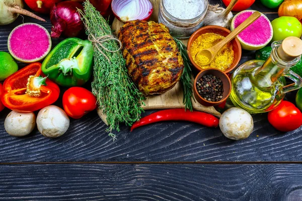 Gegrilltes Striploin Steak Mit Gewürzen Und Gemüse Auf Holzboden Lebensmittel — Stockfoto