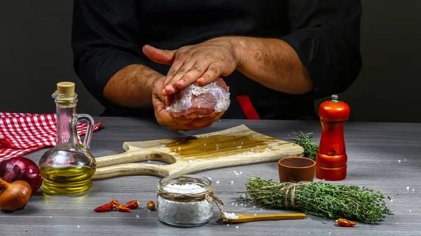 Chef Reicht Grillsteak Mit Gewürzen Selbstgemachtes Ernährungskonzept — Stockfoto