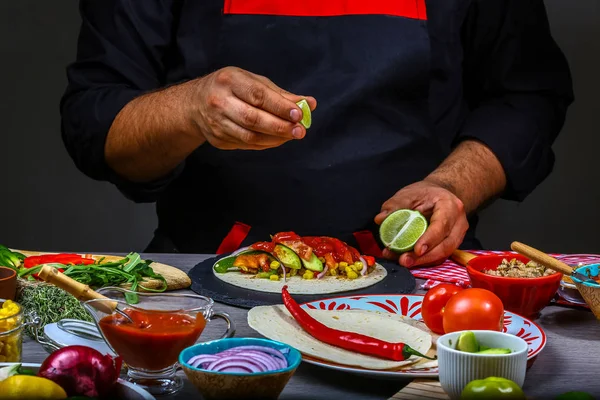 Cierre Las Manos Chef Preparando Burito Mexicano Cocinar Preparando Deliciosos — Foto de Stock