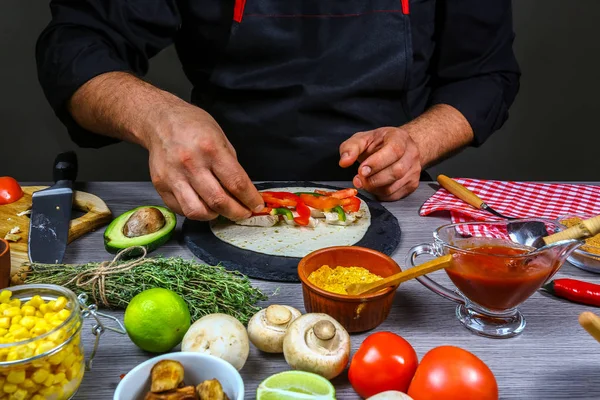 Detalj Händer Hane Förbereda Tortilla Händer Kock Hålla Burrito Mexikanska — Stockfoto