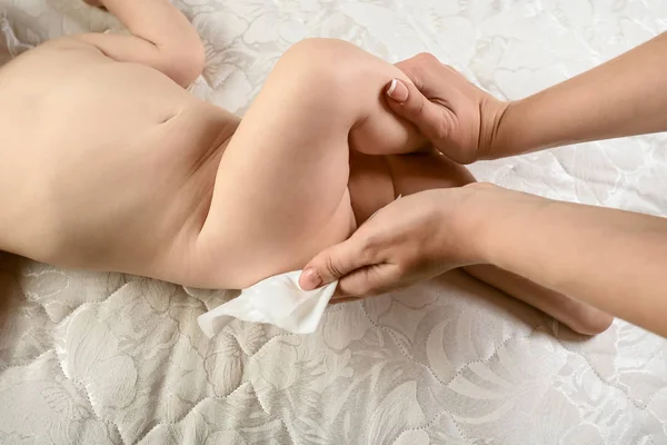 Close Hand Mother Child Body Care Focus Clean Baby Buttock — Foto de Stock
