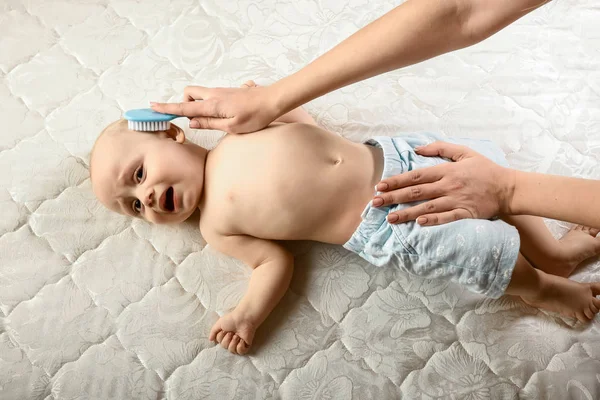 Mutter Kämmt Die Haare Für Ihr Baby Konzept Der Neugeborenenpflege — Stockfoto