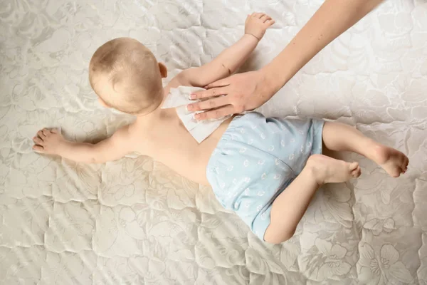 Madre Limpiando Espalda Del Bebé Toallita Limpiadora Bebé Recién Nacido — Foto de Stock