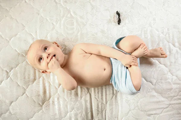 Jovem Menino Caucasiano Divertindo Cama Conceito Cuidar Bebês — Fotografia de Stock
