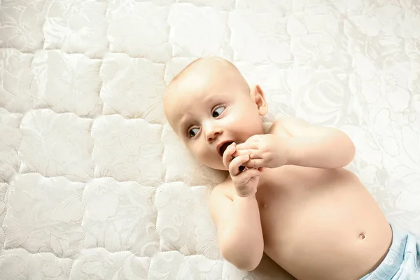 Adorable Bebé Dormitorio Blanco Soleado Lindo Niño Riendo Fondo Con — Foto de Stock