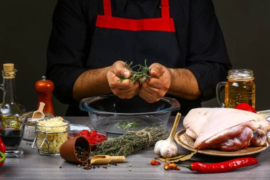 Şefin elini kapat ve taze kekik salamurası hazırla. Bavyera domuz budu. Konsept yemek tarifi.