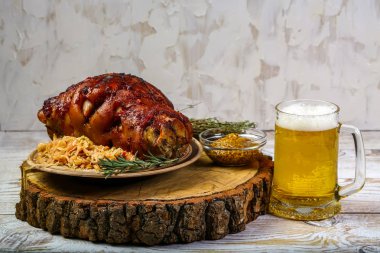 Kızarmış domuz budu, bira ve lahana turşusu. Oktoberfest menüsü.