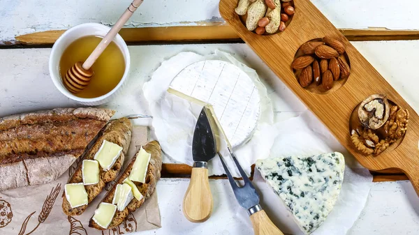 Italian Cheese Assorted Bruschetta Camembert Nuts Flat Top View — Stock Photo, Image