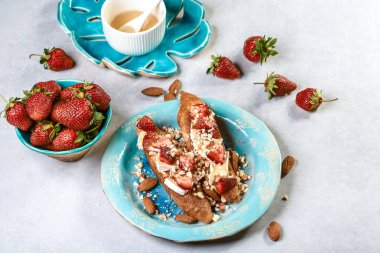 Çilek, fındık ve peynir ile lezzetli bruschetta camembert. Menü tasarımı yatay. Üstten görünüm