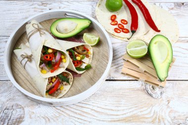 Burrito tamamladı tavuk ve sebze ışık arka plan üzerinde. Tavuk dürüm, Meksika yemeği metin için yer ahşap rustik dokular, Tarih