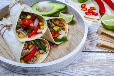 Burrito sığır eti ve sebze ahşap rustik arka plan üzerinde tamamladı. Sığır börek, Meksika yemeği, metin için yer