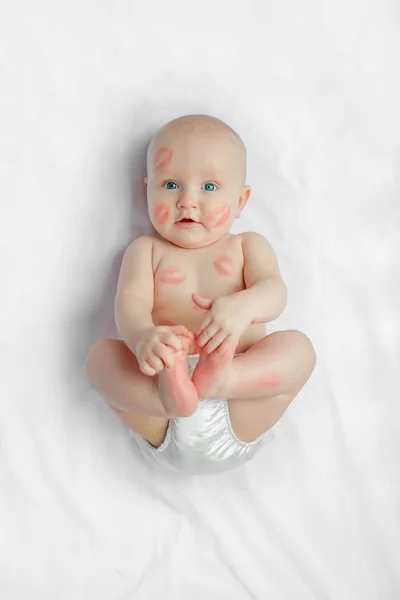 Criança Adorável Com Beijos Vermelhos Pele Sentada Isolada Fundo Branco — Fotografia de Stock