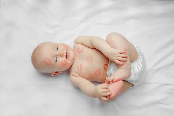 Imagem Criança Adorável Com Beijos Vermelhos Pele Bebê Feliz Fundo — Fotografia de Stock