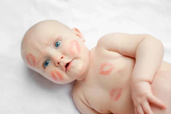 Retrato Bebê Recém Nascido Engraçado Com Beijos Vermelhos Pele Fundo — Fotografia de Stock