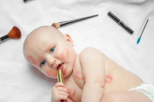 Retrato Bebé Recién Nacido Divertido Con Besos Lápiz Labial Rojo — Foto de Stock