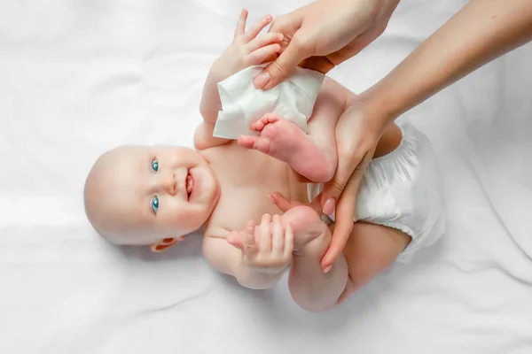 Mère Nettoyer Essuie Corps Jambe Bébé Par Des Tissus Humides — Photo