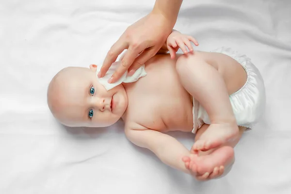 Гигиена Молодая Мама Тщательно Вытирает Тело Лицо Младенца Влажными Салфетками — стоковое фото