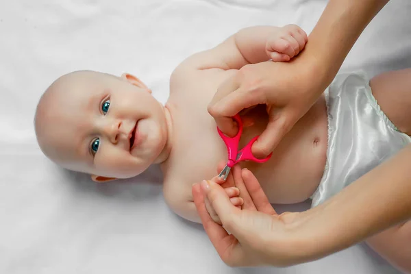 Madre Cortando Uñas Bebé Con Cortauñas Higiene Concepto Limpieza Toallitas — Foto de Stock