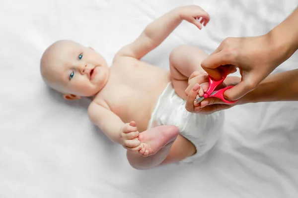 Pedicura Pies Pies Para Recién Nacidos Madre Cortando Uñas Los — Foto de Stock