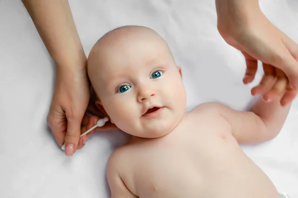 Gros Plan Portrait Bébé Mère Nettoie Ses Oreilles Bébé Avec — Photo