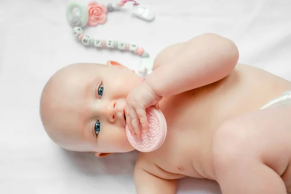 Baby Kind Liggend Buik Versleten Met Bijtring Mond Witte Achtergrond — Stockfoto