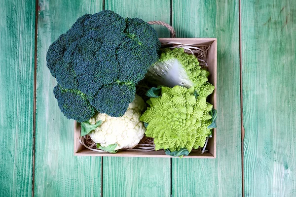 Utsikt Över Ekologisk Broccoli Och Blomkål Rutan Köksbordet Säsongsskörd Lokalt — Stockfoto