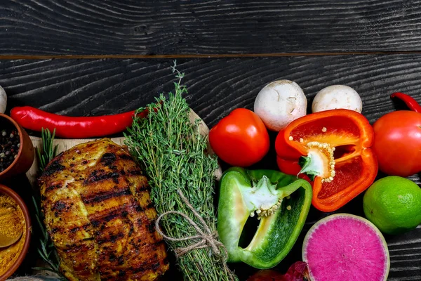 Gegrilltes Striploin Steak Mit Gewürzen Gemüse Chili Und Gewürzen Lebensmittel — Stockfoto