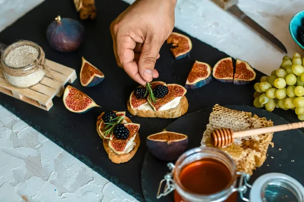 Chef Mãos Cozinhar Lanches Com Queijo Mel Figos Uma Tábua — Fotografia de Stock