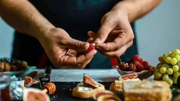 Cozinhar Bruschettas Com Figos Queijo Azul Com Bagas Framboesa Por — Fotografia de Stock