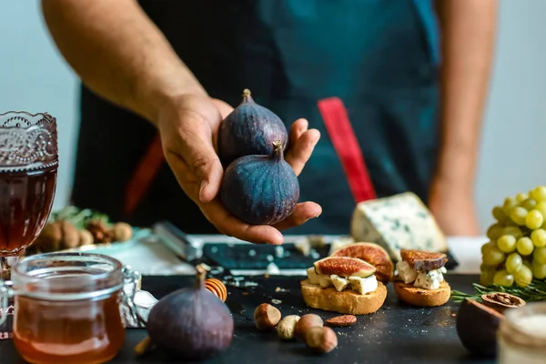 Figos Figos Inteiros Figos Nas Mãos Cozinha Copiar Menu Texto — Fotografia de Stock