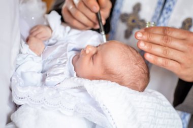 Kilisede çocuk vaftizinin bebek vaftiz töreni.