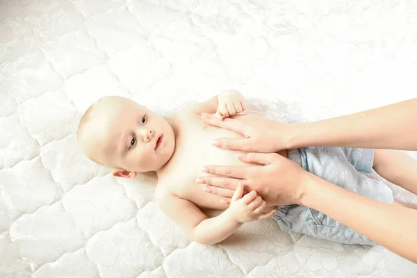 Мама Делает Массаж Счастливого Ребенка Нанести Масло Руку Белым Фоном — стоковое фото