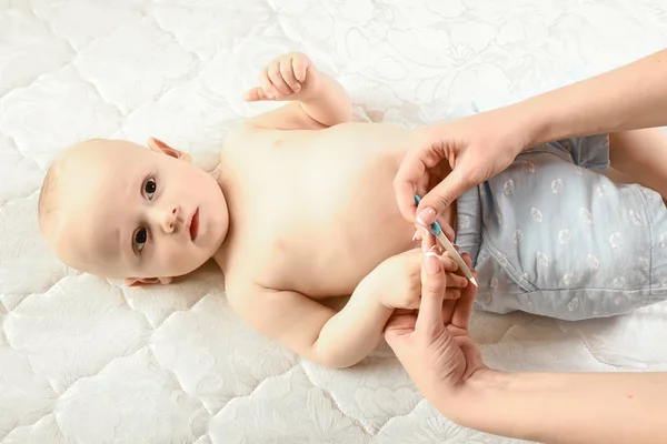 Higiene Neonatal Madre Cortando Las Uñas Del Bebé Recién Nacido — Foto de Stock