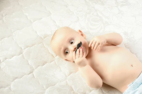 Menino Engraçado Com Mamilo Infantil Forma Bigode Emoções Engraçadas Bebé — Fotografia de Stock