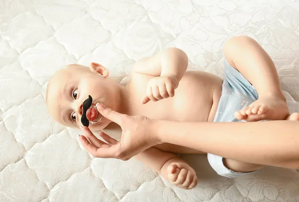 Uma Criança Bonita Com Uma Chupeta Boca Forma Bigode Emoções — Fotografia de Stock