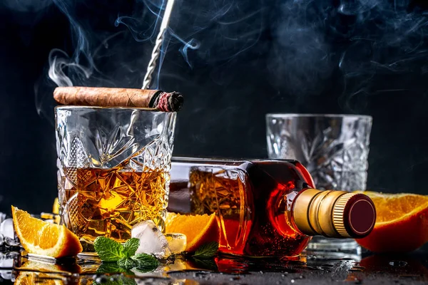 Bevanda Elite Relax Maschile Due Bicchieri Whisky Rum Sigaro Fumante — Foto Stock