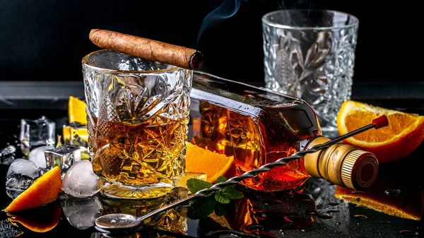 Bevanda Elite Relax Maschile Due Bicchieri Whisky Rum Sigaro Fumante — Foto Stock