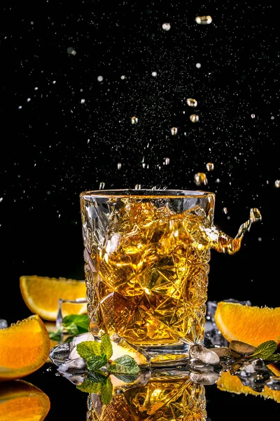 Elitní Alkoholický Nápoj Detailně Dvě Porce Koňaku Skle Černém Pozadí — Stock fotografie