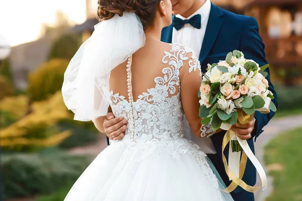 Casal Casamento Incrível Bonita Noiva Noivo Elegante Foco Seletivo — Fotografia de Stock