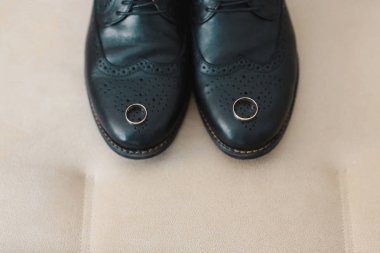 Düğün ayrıntıları, damat ayakkabıları ve alyanslar..