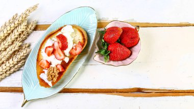 Sağlıklı yaz kahvaltısı atıştırması, çilekli çavdar tostu, açık beton arka plan fotokopi alanı..