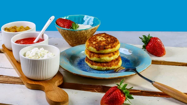 Fried Cottage Cheese Pancakes Strawberries Jam Yogurt Blue Plate Syrniki — Stock Photo, Image