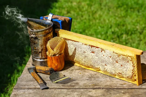 Včelařské Pracovní Nástroje Úlu Včelařské Vybavení Dřevěném Stole Venku Kopírovacím — Stock fotografie