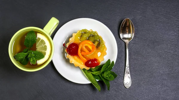 Verse Zelfgemaakte Fruittaart Met Kersen Kiwi Sinaasappel Dessert Voor Thee — Stockfoto