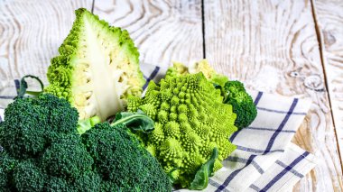 Romanesco brokoli ve karnabahar mutfak masasında topluluğu. metin için yer.