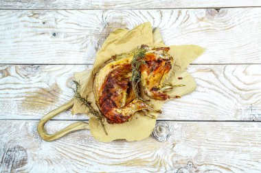 Ekşi krema soslu kağıt ve bir ahşap tahta Kavrulmuş tavşan. Şenlikli bir yemek. gurme yiyecekler. Üstten görünüm.